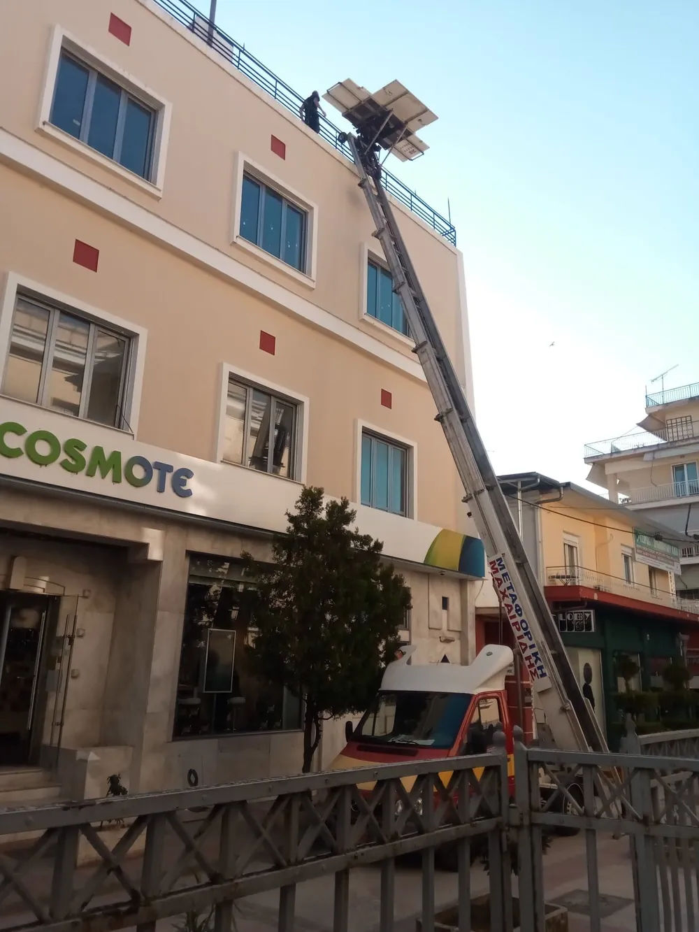 Ανυψωτικό μηχάνημα Μαχαιρίδη εν ώρα εργασίας σε πολυκατοικία