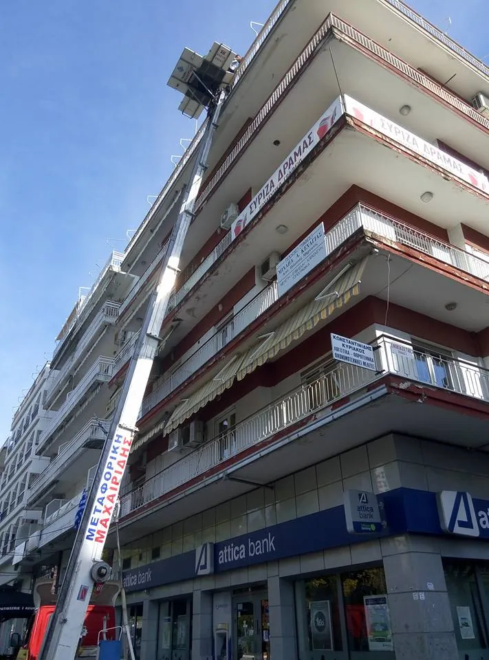 Ανυψωτικό μηχάνημα σε πολυκατοικία